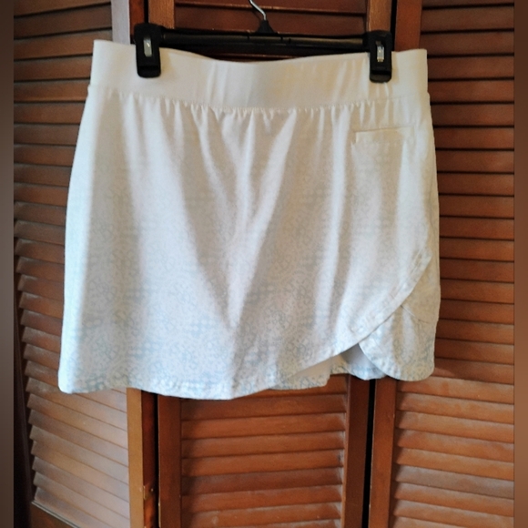 Pebble Beach Elegant White and Light Blue Women's Golf Skort. - Picture 3 of 6